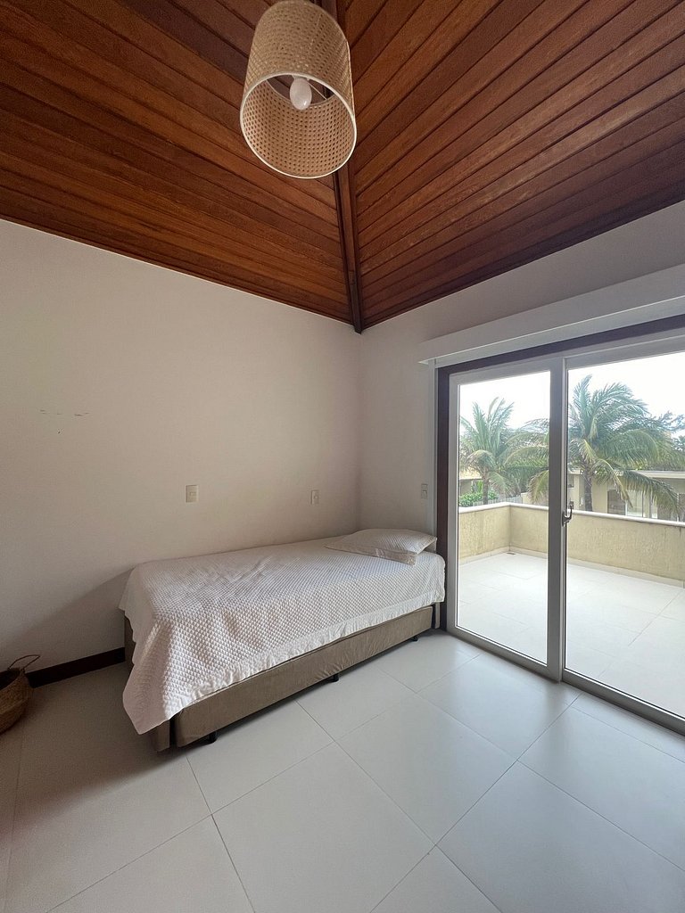 MG45 - Excelente casa em condomínio pé na areia em manguinho